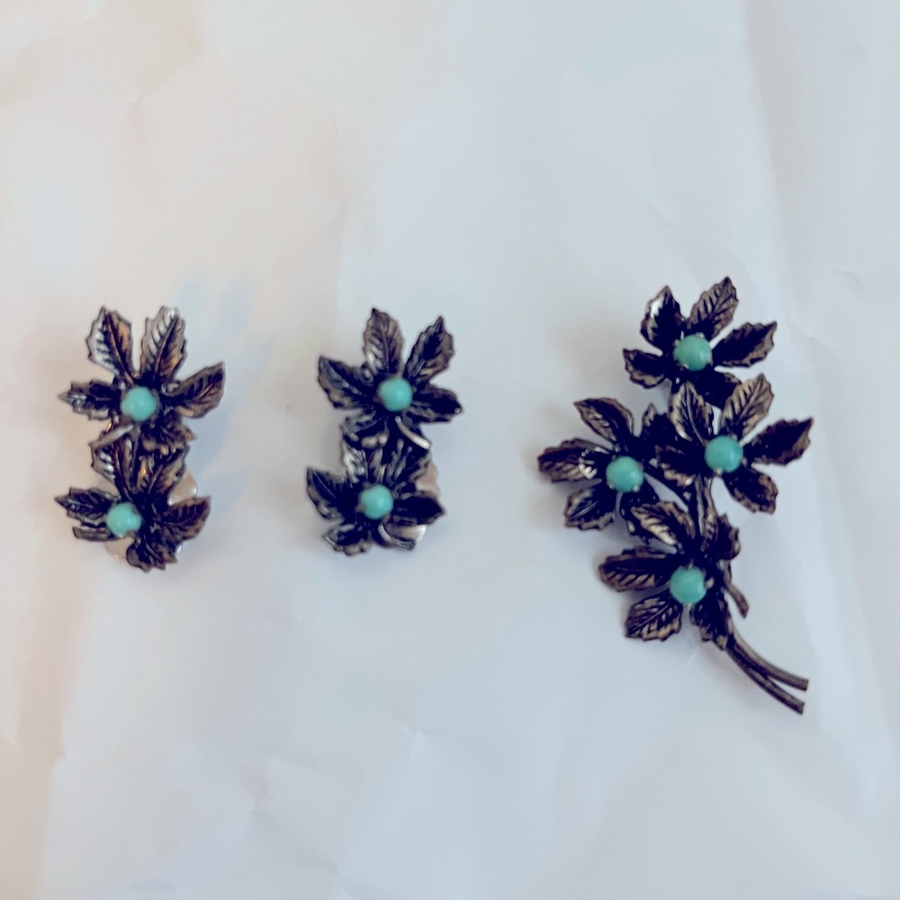 Estate sale clip on earrings & pin.  Earrings are 1”, pin is approximately 2”.
